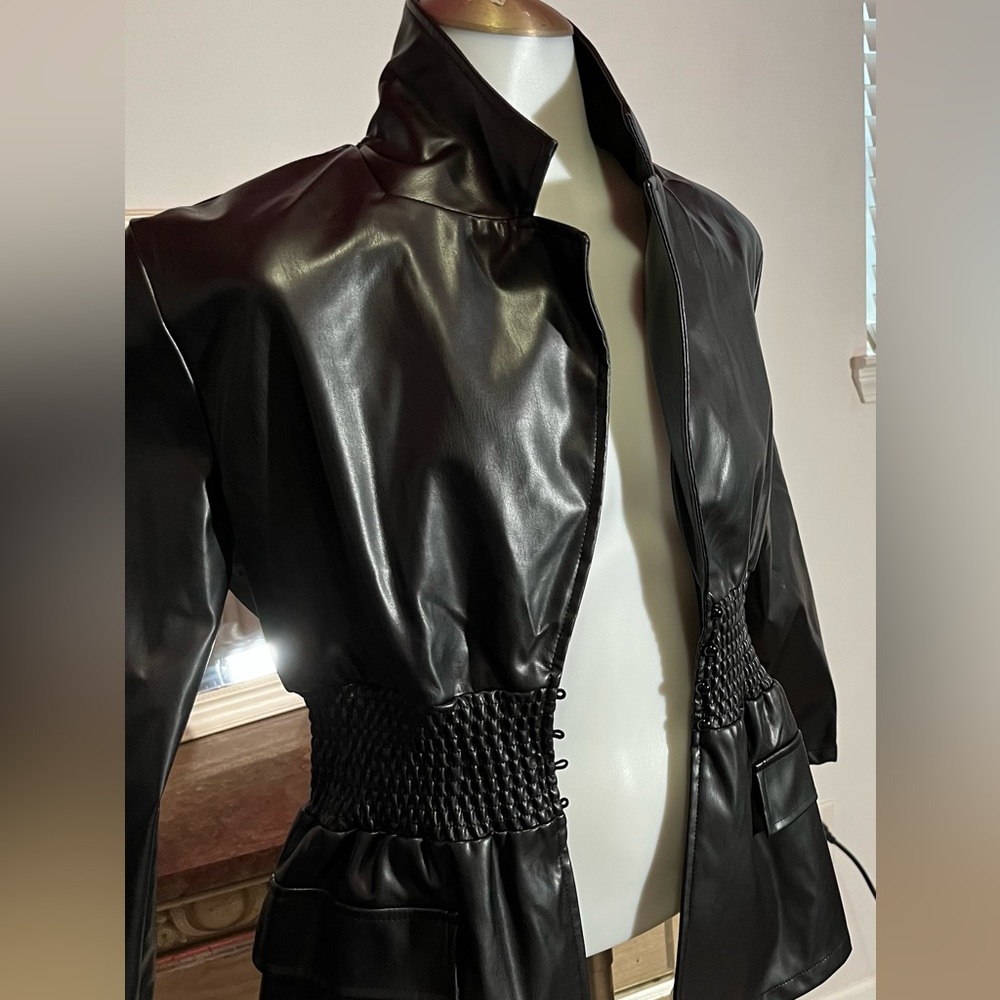 Cider Women’s Poly blend Long sleeve jacket ruching detail at waist Medium